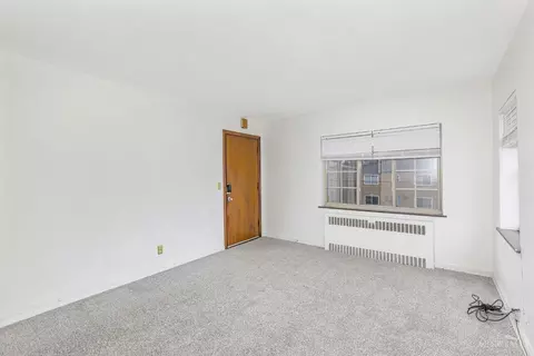 Living - 1114 Egan Ct, Cincinnati, OH 45229 photo 5 of 10
