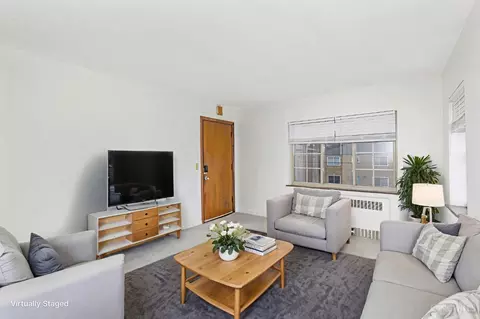 Living - 1114 Egan Ct, Cincinnati, OH 45229 photo 2 of 10
