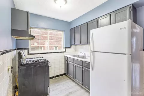 Kitchen - 1114 Egan Ct, Cincinnati, OH 45229 photo 4 of 5