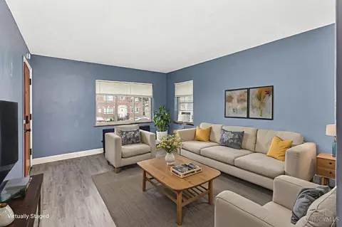 Living - 1114 Egan Ct, Cincinnati, OH 45229 photo 7 of 10