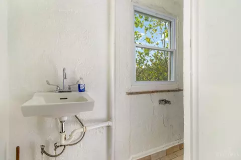 Bath - 8290 Old Kellogg Rd, Cincinnati, OH 45255 photo 1 of 1