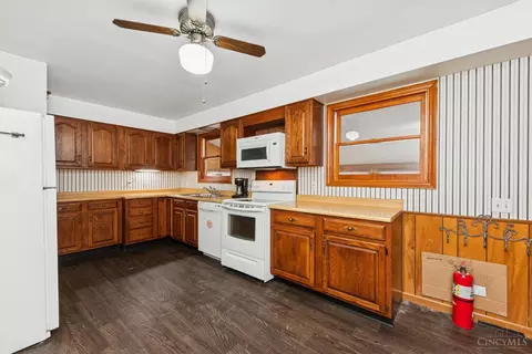 Kitchen - 1675 Christopher Rd, Aberdeen, OH 45101 photo 2 of 3
