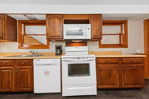Kitchen - 1675 Christopher Rd, Aberdeen, OH 45101 photo 3 of 3