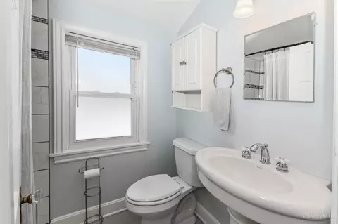 Bath - 1661 Sutton Ave, Cincinnati, OH 45230 photo 1 of 4