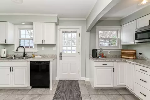 Entry Way - 1661 Sutton Ave, Cincinnati, OH 45230 photo 2 of 3