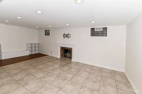 Living - 1661 Sutton Ave, Cincinnati, OH 45230 photo 4 of 5
