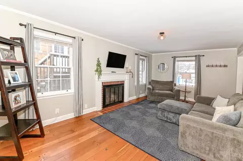 Living - 1661 Sutton Ave, Cincinnati, OH 45230 photo 2 of 5