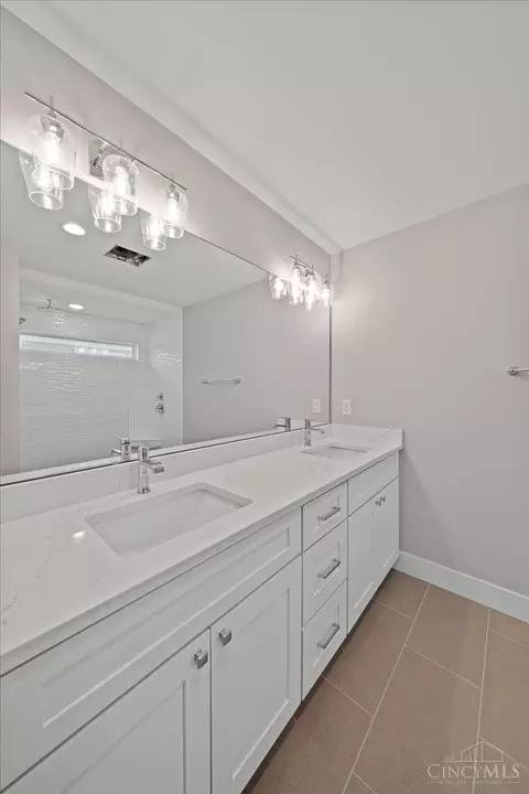 Bath - 3121 Hackberry St, Cincinnati, OH 45207 photo 3 of 6