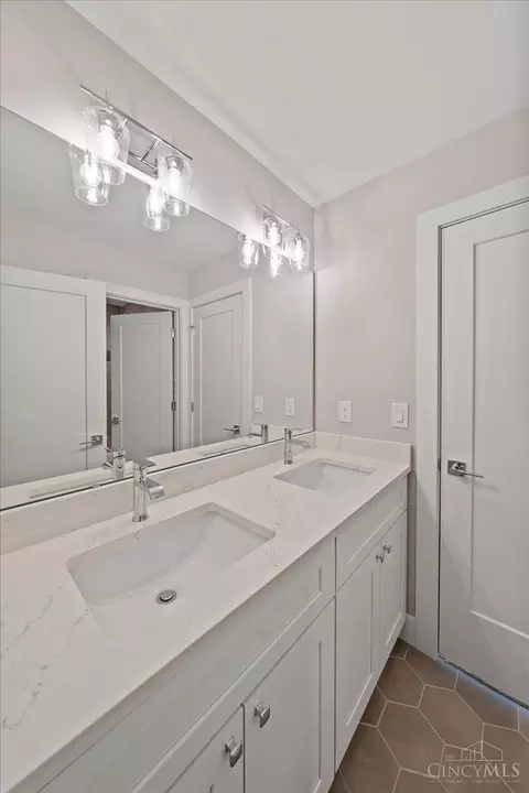 Bath - 3121 Hackberry St, Cincinnati, OH 45207 photo 5 of 6
