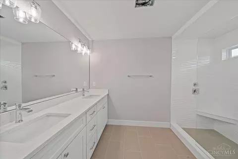 Bath - 3121 Hackberry St, Cincinnati, OH 45207 photo 2 of 6