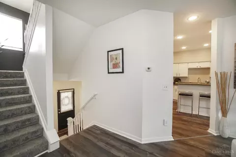 Entry Way - 1524 Jonathan Ave, Cincinnati, OH 45207 photo 5 of 9