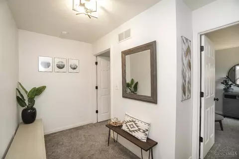 Entry Way - 1524 Jonathan Ave, Cincinnati, OH 45207 photo 8 of 9