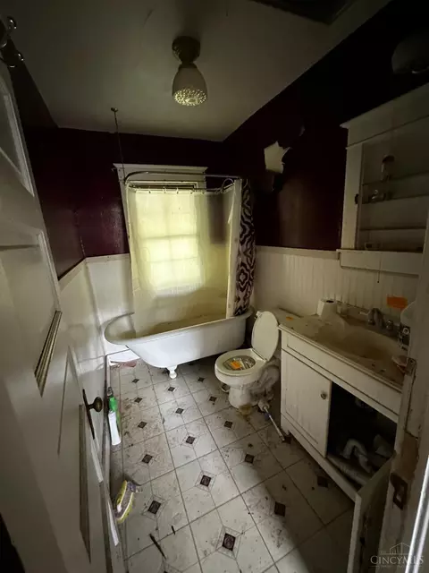 Bath - 1917 Brinkmeier Ave, Cincinnati, OH 45225 photo 2 of 2