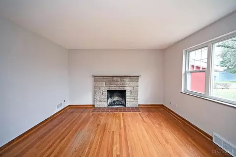 Living - 1146 Stone Dr, Harrison, OH 45030 photo 2 of 4
