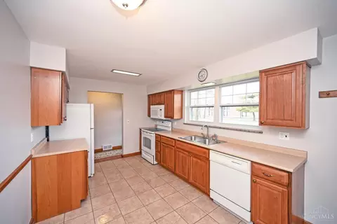 Kitchen - 1146 Stone Dr, Harrison, OH 45030 photo 2 of 3