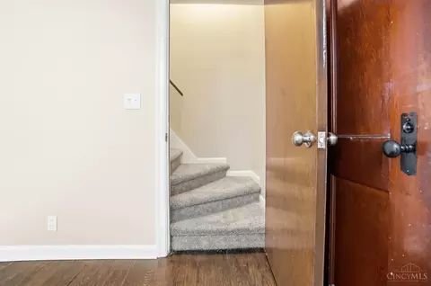 Entry Way - 5641 Samver Rd, Cincinnati, OH 45239 photo 5 of 8
