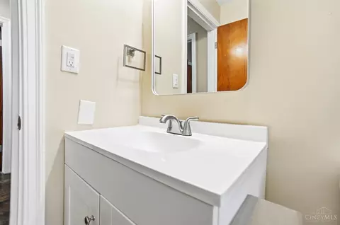 Bath - 5641 Samver Rd, Cincinnati, OH 45239 photo 2 of 8