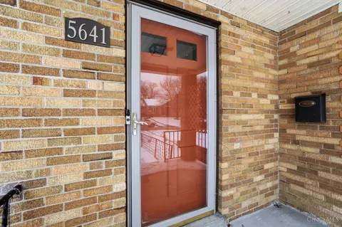 Entry Way - 5641 Samver Rd, Cincinnati, OH 45239 photo 1 of 8