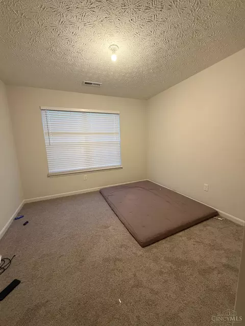 Bedroom - 616 Crabapple Ct, Hamilton Township, OH 45039 photo 2 of 3