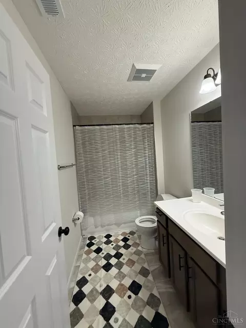 Bath - 616 Crabapple Ct, Hamilton Township, OH 45039 photo 3 of 4