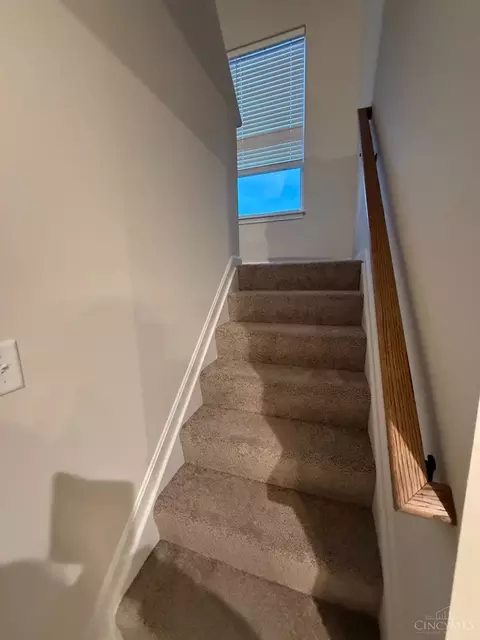 Entry Way - 616 Crabapple Ct, Hamilton Township, OH 45039 photo 2 of 3