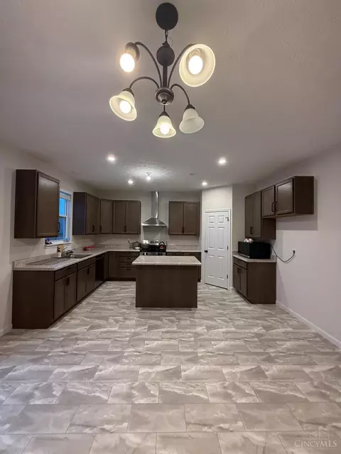 Kitchen - 616 Crabapple Ct, Hamilton Township, OH 45039 photo 2 of 2