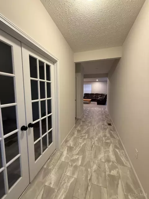 Entry Way - 616 Crabapple Ct, Hamilton Township, OH 45039 photo 1 of 3
