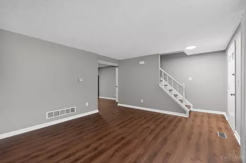 Living - 4553 Treeview Ct, Batavia, OH 45103 photo 2 of 4