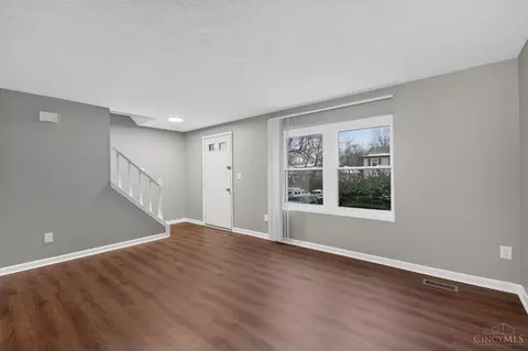 Living - 4553 Treeview Ct, Batavia, OH 45103 photo 3 of 4