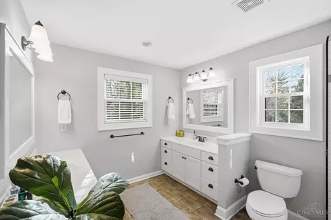 Bath - 3845 Indianview Ave, Mariemont, OH 45227 photo 2 of 6