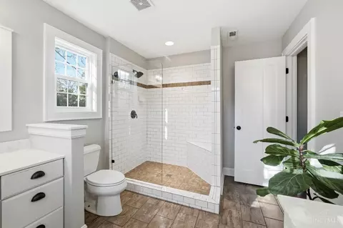 Bath - 3845 Indianview Ave, Mariemont, OH 45227 photo 4 of 6