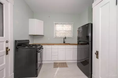 Kitchen - 1147 Olivia Ln, Cincinnati, OH 45238 photo 2 of 3