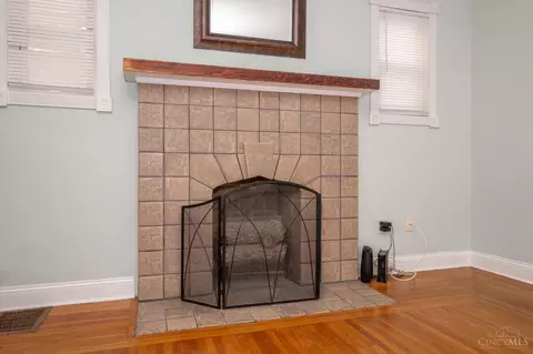 Living - 1147 Olivia Ln, Cincinnati, OH 45238 photo 2 of 4