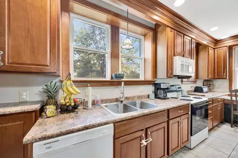 Kitchen - 1917 Springdale Rd, Cincinnati, OH 45231 photo 3 of 5