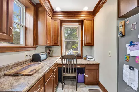 Kitchen - 1917 Springdale Rd, Cincinnati, OH 45231 photo 4 of 5