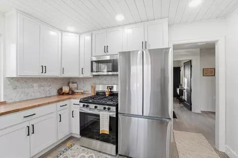 Kitchen - 1015 Mckelvey Rd, Cincinnati, OH 45231 photo 6 of 6