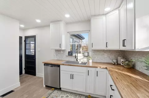 Kitchen - 1015 Mckelvey Rd, Cincinnati, OH 45231 photo 4 of 6