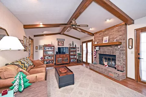 Living - 1500 Madison Ave, Mount Healthy, OH 45231 photo 4 of 7