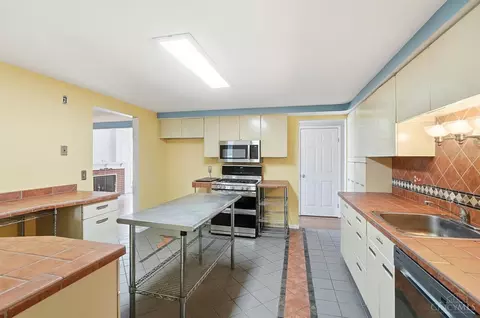 Kitchen - 941 Springbrook Dr, Cincinnati, OH 45224 photo 3 of 5