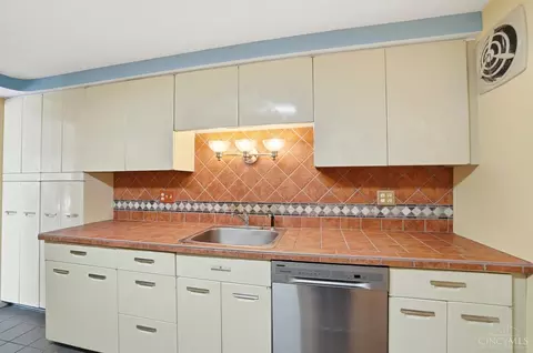 Kitchen - 941 Springbrook Dr, Cincinnati, OH 45224 photo 4 of 5