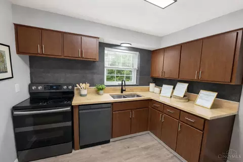Kitchen - 5 Imbler Dr, Greenhills, OH 45218 photo 2 of 3