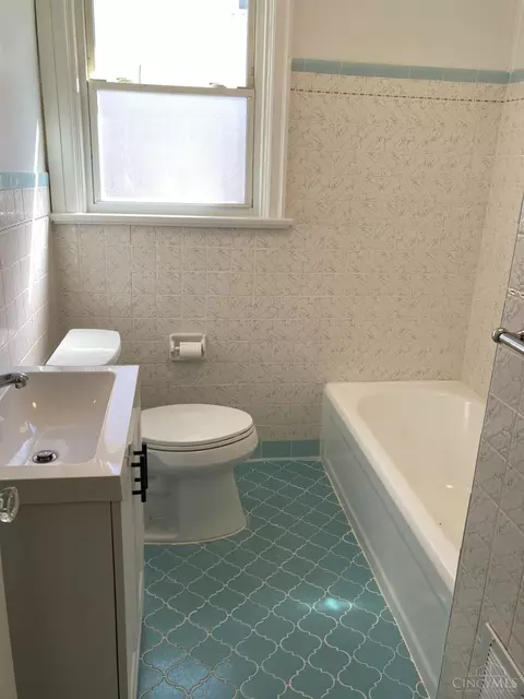 Bath - 1418 Covedale Ave, Cincinnati, OH 45238 photo 1 of 2