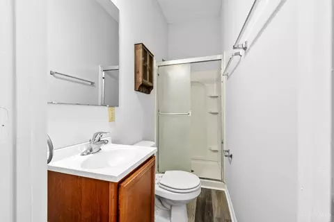 Bath - 3213 Vine St, Cincinnati, OH 45220 photo 2 of 4