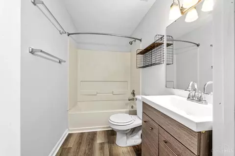 Bath - 3213 Vine St, Cincinnati, OH 45220 photo 3 of 4