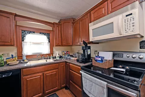 Kitchen - 11717 Hamilton Ave, Cincinnati, OH 45231 photo 2 of 4