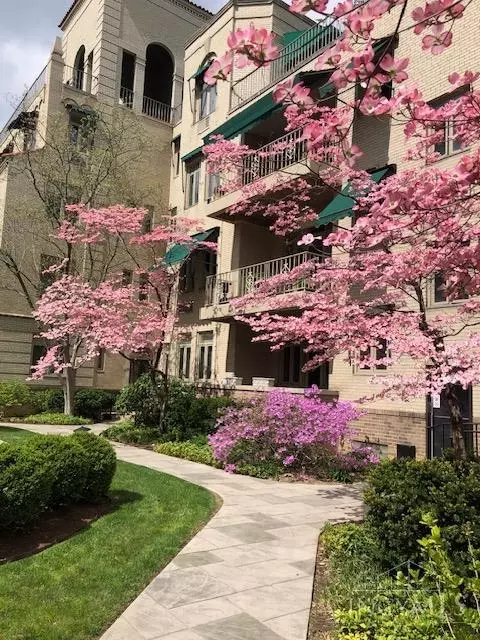 2380 Madison Rd, Cincinnati, OH 45208