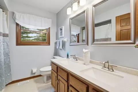 Bath - 7468 Kingston View Ct, Cincinnati, OH 45255 photo 3 of 5