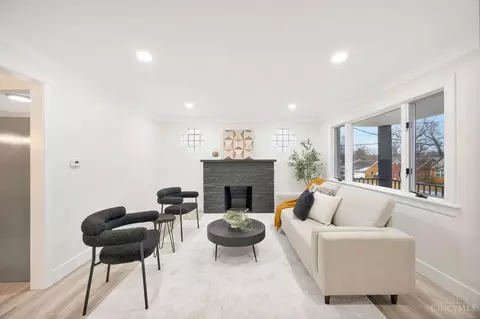 Living - 3286 Tulsa Ct, Cincinnati, OH 45238 photo 3 of 4