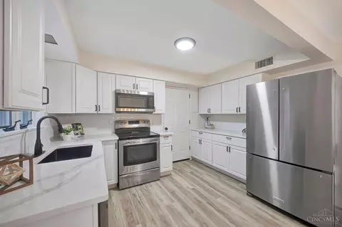Kitchen - 3286 Tulsa Ct, Cincinnati, OH 45238 photo 1 of 2