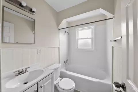 Bath - 1877 Ashbrook Dr, Cincinnati, OH 45238 photo 2 of 2